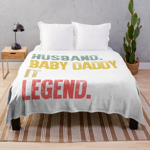 Artikelvorschau,  Vintage Retro-Geschenk oder nur Sie sind stolz auf Ihren Ehemann. Ein Ehemann und ein Baby-Papa zu sein, bedeutet, dass die Pflege mit den Bedürfnissen seiner Frau und seiner Kinder kollidiert. entworfen und verkauft von Bendthetrend.