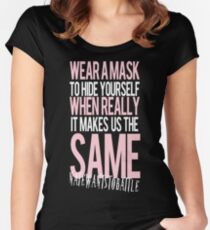 Camiseta entallada de cuello redondo NateWantsToBattle - destrozado