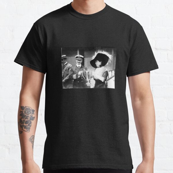 Unsinkable Molly Brown Presenting Award To RMS Carpathia Captain - 1912 Classic T-Shirt