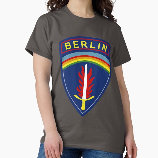 Artikel-Vorschau von  US-Kommando Berlin (USCOB). Diese kombinierte Organisation wurde manchmal als "Berliner Kommando" bezeichnet. USCOB / USAB war ein separates Kommando der US Army Europe (USAREUR), die zuvor das Kommando über amerikanische Truppen in Westberlin hatte.

, designt und verkauft von wordwidesymbols.