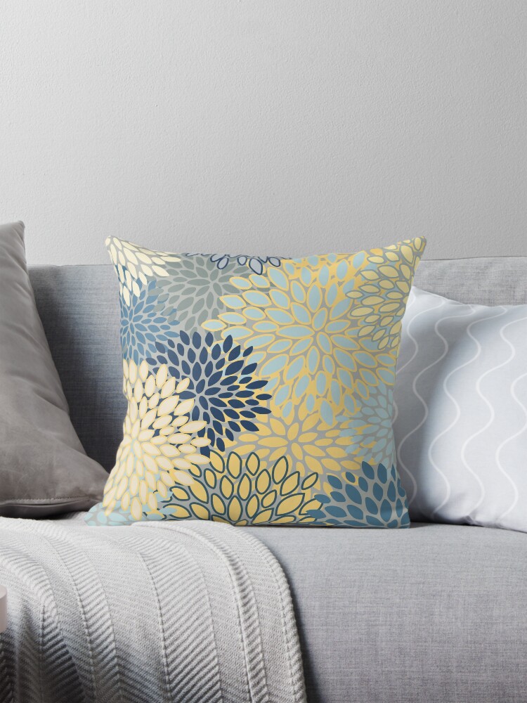 Aperçu 1 sur 4. Coussin avec l'œuvre Imprimé floral, jaune, gris, bleu, turquoise créée et vendue par meggydesigns.