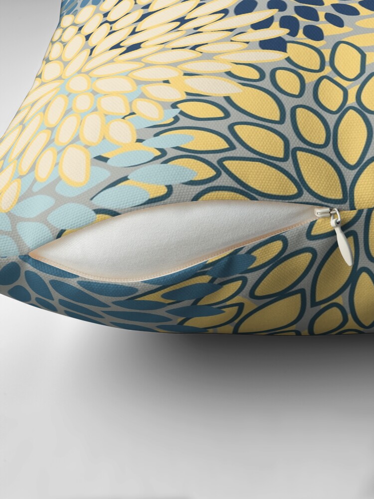 Aperçu 2 sur 4. Coussin avec l'œuvre Imprimé floral, jaune, gris, bleu, turquoise créée et vendue par meggydesigns.