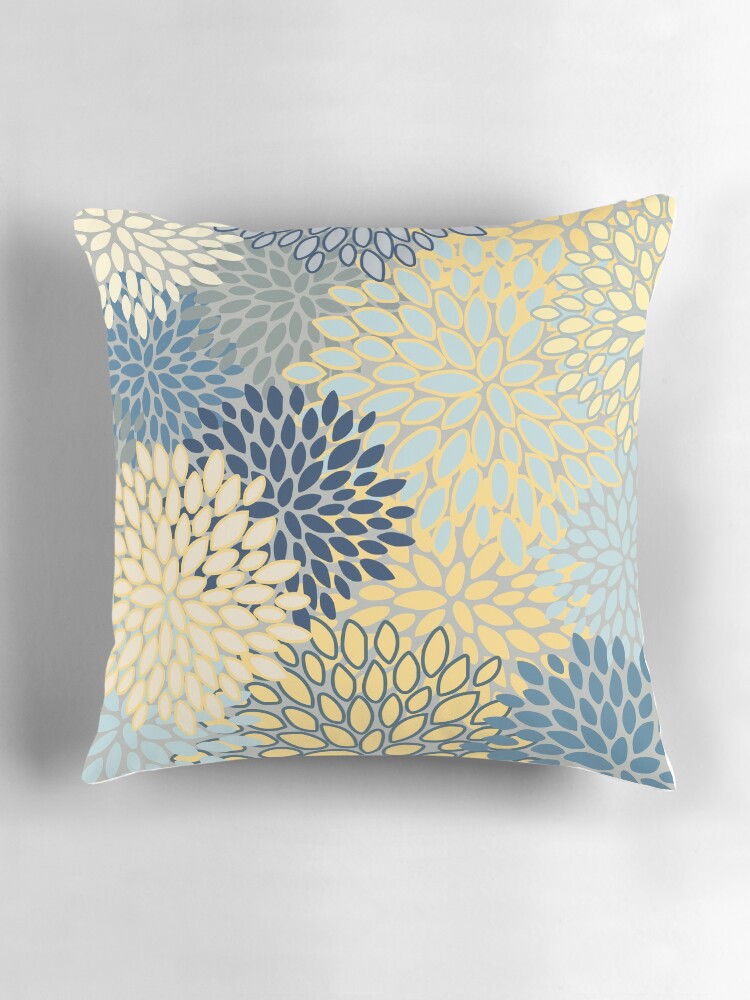 Aperçu 3 sur 4. Coussin avec l'œuvre Imprimé floral, jaune, gris, bleu, turquoise créée et vendue par meggydesigns.