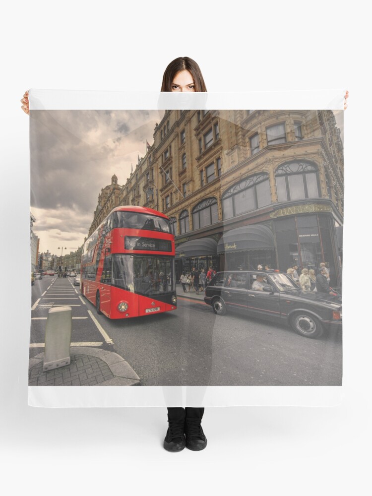 Tablier for Sale avec l'œuvre « Un nouveau bus pour Londres » de l'artiste  Rob Hawkins