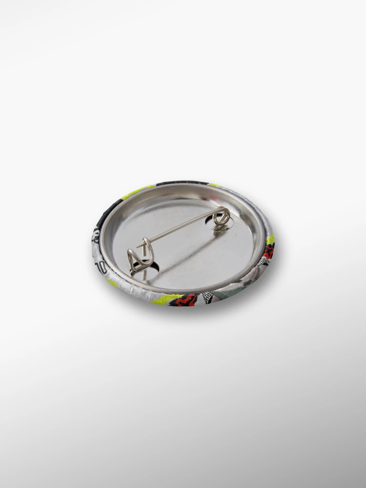 Imagen 2 de 3, Chapa con la obra , diseñada y vendida por R0X Designs .