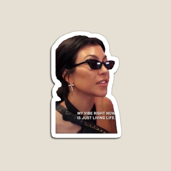 Aperçu de l'œuvre « Mon humeur du moment est simplement de vivre la vie » - citation de Kourtney Kardashian || AUTOCOLLANT, DESIGN, ART créée et vendue par mass-stickers.