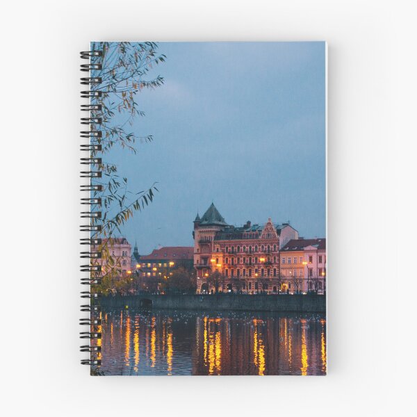 Aperçu de l'œuvre  Tchéquie - Paysage nocturne de bâtiments s'illuminant dans la charmante Prague et reflets apparaissant dans la Vltava. créée et vendue par Carmen Jost.