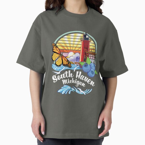 Vista previa del artículo con la obra «South Haven, Michigan, EE.UU. Faro en South Beach Pier con mariposa monarca y arándanos», diseñado y vendido por SunNoonPark.