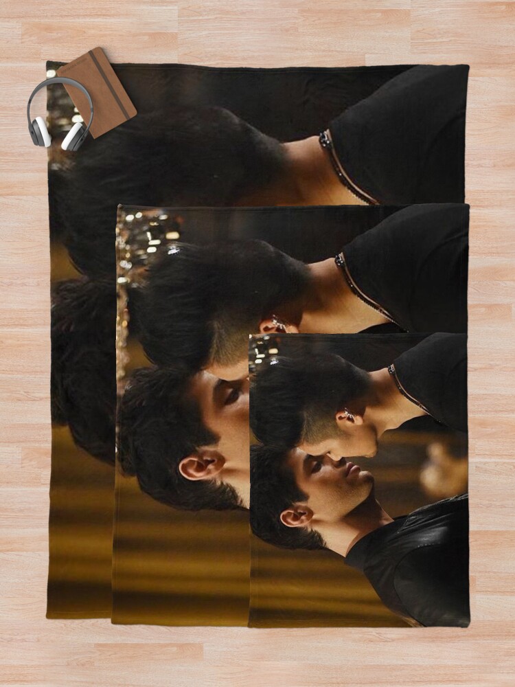 "Malec (Magnus and Alec) Kissing Shadowhunters " Throw Blanket for