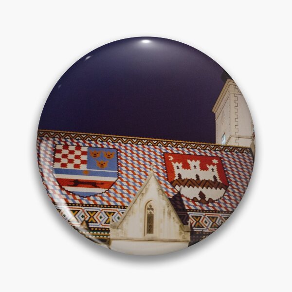 Artikelvorschau,  Kroatien - Ein zweiter Winkel der Markuskirche in einer dunklen Nacht mit blauem bis violettem Himmel. entworfen und verkauft von Carmen Jost.