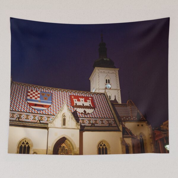 Artikelvorschau,  Kroatien - Ein zweiter Winkel der Markuskirche in einer dunklen Nacht mit blauem bis violettem Himmel. entworfen und verkauft von Carmen Jost.