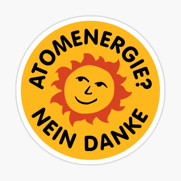 La imagen más icónica que retrata a Mads Nielsen lo muestra vistiendo esta camisa. La insignia antinuclear es el símbolo internacional del movimiento antinuclear. Pegatina