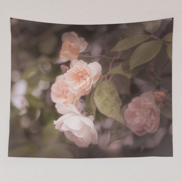 Aperçu de l'œuvre Roses vintage rose pêche créée et vendue par Amy Mitchell.