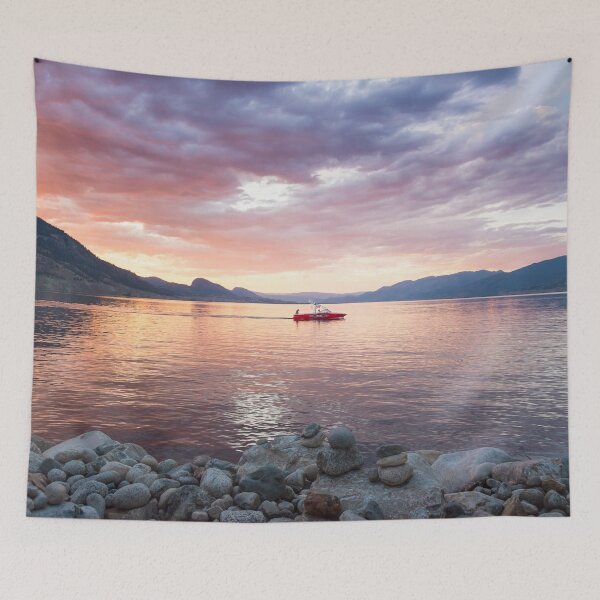 Artikelvorschau, Dramatischer Sonnenuntergang und Boot auf Okanagan See entworfen und verkauft von Amy Mitchell.