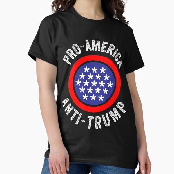Vista previa del artículo con la obra «Pro-America Anti-Trump -USA Flag 2020», diseñado y vendido por Sutra-Lotus-Co.