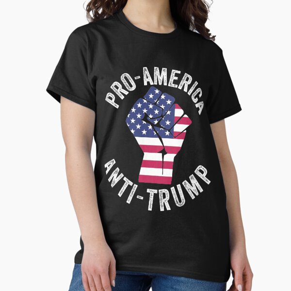 Vista previa del artículo con la obra « Pro-America Anti-Trump -USA Flag BLM Logo», diseñado y vendido por Sutra-Lotus-Co.