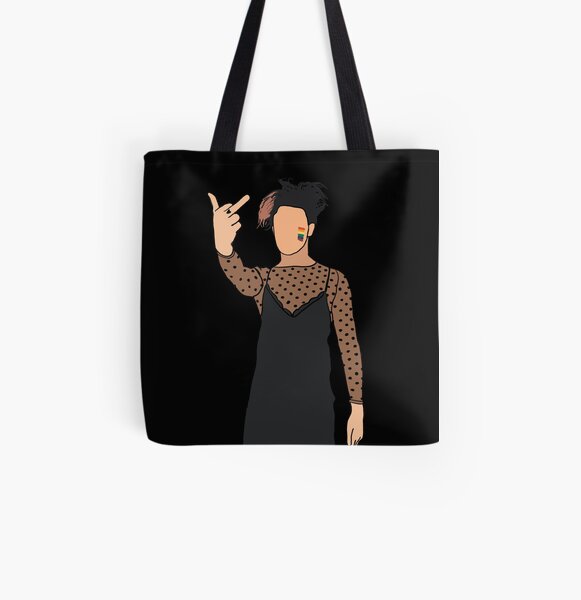 Yungblud en un vestido Bolsa estampada de tela