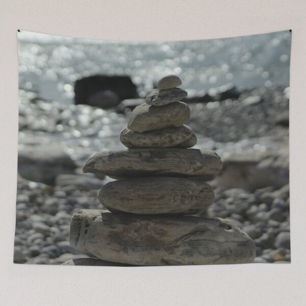 Aperçu de l'œuvre Zen Balancing Pebbles Seashore créée et vendue par worldways.