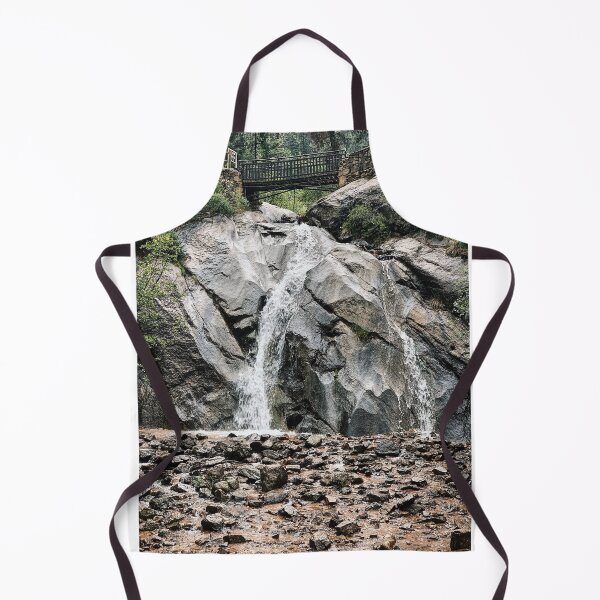 Artikelvorschau, schöner Wasserfall an einem wolkigen und regnerischen Tag. entworfen und verkauft von ninjapineapple.