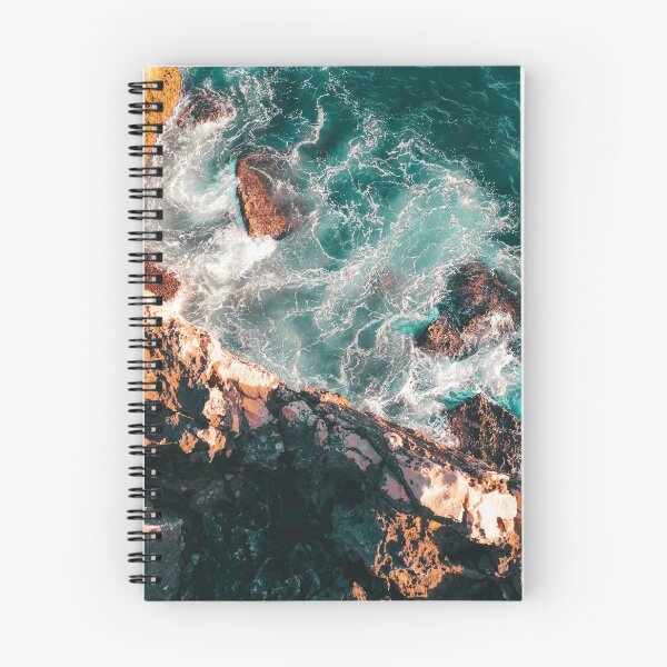 Aperçu de l'œuvre Vagues de l'océan / Esthétique bleu-vert créée et vendue par DecorWorthy.