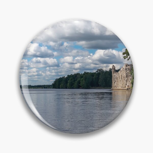 Artikelvorschau, Der Bau eines Wasserkraftwerks versenkte die Burg jedoch teilweise und überschwemmte das umliegende Tal. entworfen und verkauft von lena-maximova.