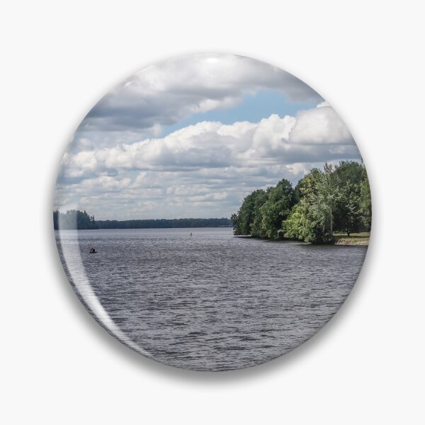 Artikelvorschau, Bäume und Boote. Schöne Aussicht auf idyllische Sommerlandschaft mit Gras entworfen und verkauft von lena-maximova.
