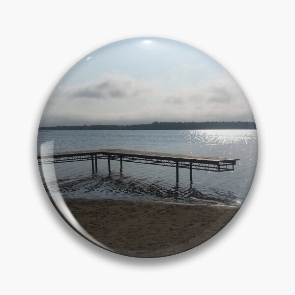 Aperçu de l'œuvre Lac calme au quai créée et vendue par HumerusHumor.