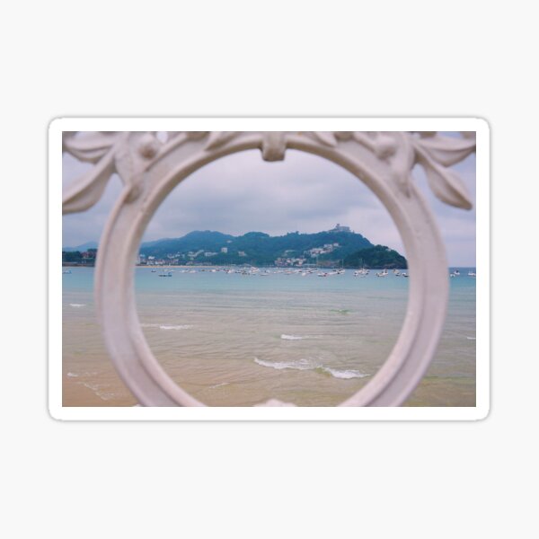 Vista previa del artículo con la obra «Moody San Sebastian Beach», diseñado y vendido por Rebecca Li.