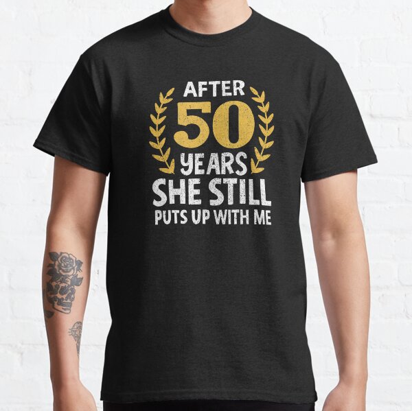 Ella todavía se pone conmigo 50 años de aniversario Camiseta clásica