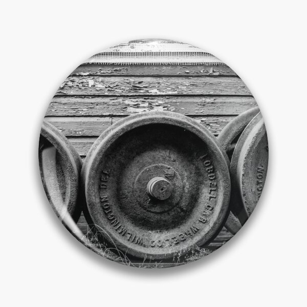 Artikelvorschau, „Wir können, wir rollen“ rostende Eisenbahnradsätze in Schwarz und Weiß entworfen und verkauft von Enzwell.