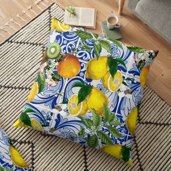Citron méditerranéen sur des carreaux de céramique bleus Coussin de sol