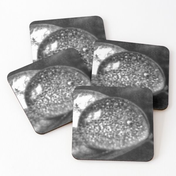 Aperçu de l'œuvre Gouttelettes d'eau noir et blanc créée et vendue par The Rage Garden.
