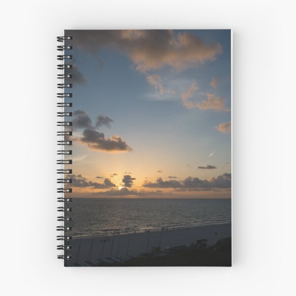 Aperçu de l'œuvre Coucher de soleil nuageux sur le golfe du Mexique créée et vendue par TinyCameraNinja.