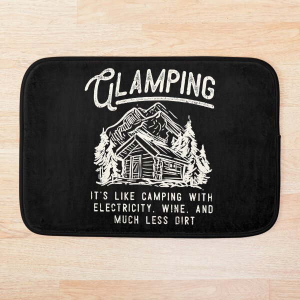 Aperçu de l'œuvre Glamping Randonnée De Luxe Feu De Camp Campeur Wanderlust En Plein Air Montagne Garçon Scout Woods Voyage Idée Cadeau créée et vendue par SimonGs.