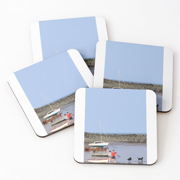 Artikelvorschau, With the dogs at the beach. entworfen und verkauft von Paul Rowland.