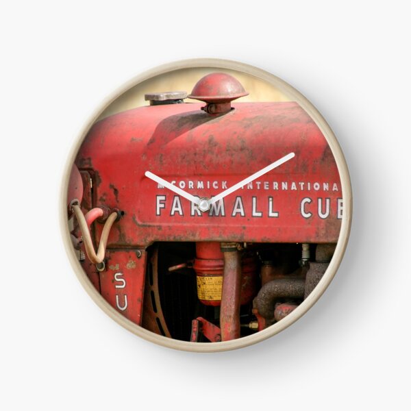 Artikel-Vorschau von Vintage Farmall Cub Super Traktor, designt und verkauft von Richard Nixon.