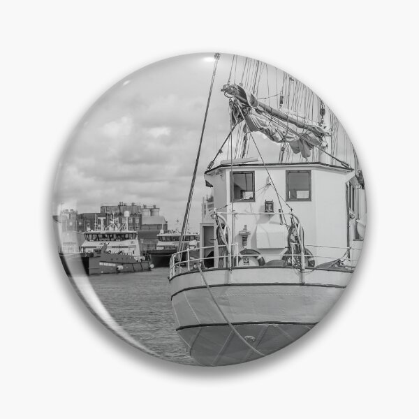 Artikelvorschau, Sailing boat moored in Great Yarmouth harbour entworfen und verkauft von yackers1.