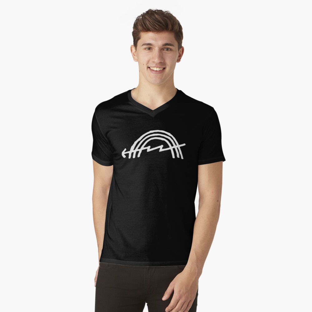 Vista previa del artículo con la obra «Camiseta de cuello en V», diseñado y vendido por SpaceDogLaika.