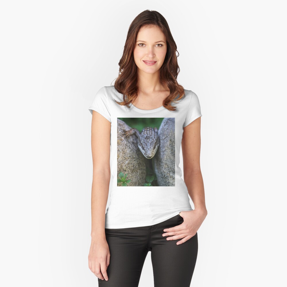 Artikel-Vorschau von Tailliertes Rundhals-Shirt, designt und verkauft von heatherfriedman.