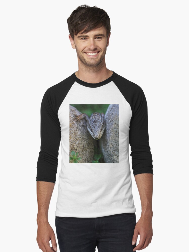 Thumbnail 1 von 3, Baseballshirt mit 3/4-Arm, wo ich lebe. Meine Katze Suki bringt oft eine von der hinteren Terrasse herein designt und verkauft von heatherfriedman.