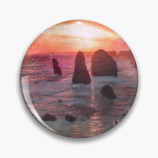 Artikelvorschau, Sonnenuntergang am felsigen Strand mit Schiffbruch entworfen und verkauft von mamazita.