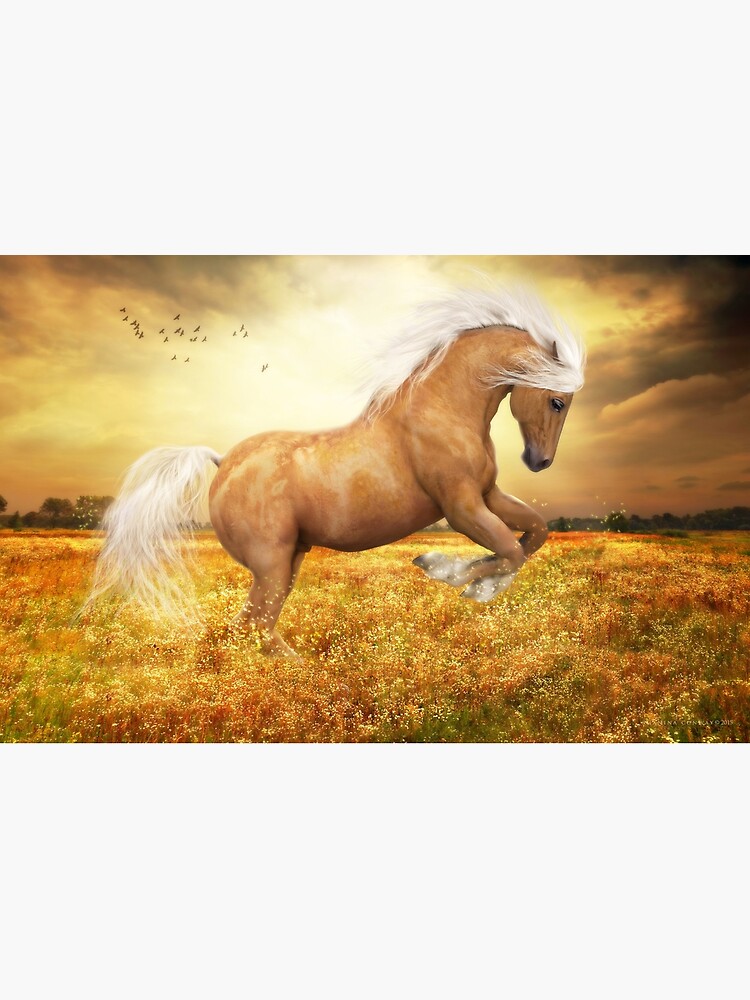 Aperçu 2 sur 2. Housse d'ordinateur avec l'œuvre Danse du soleil avec les chevaux Palomino créée et vendue par Allegra.