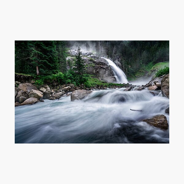 Die Krimmler Wasserfälle sind die höchsten in Europa. Dies ist wahrscheinlich der Grund, warum Sie gegen 6:00 Uhr aufstehen müssen, um eine Chance für ein Bild zu bekommen, ohne dass sich Menschen in der Nähe befinden. Fotodruck