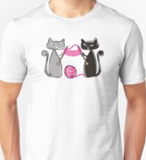 Knitting needles cats with yarn t-shirt Unisex T-Shirt