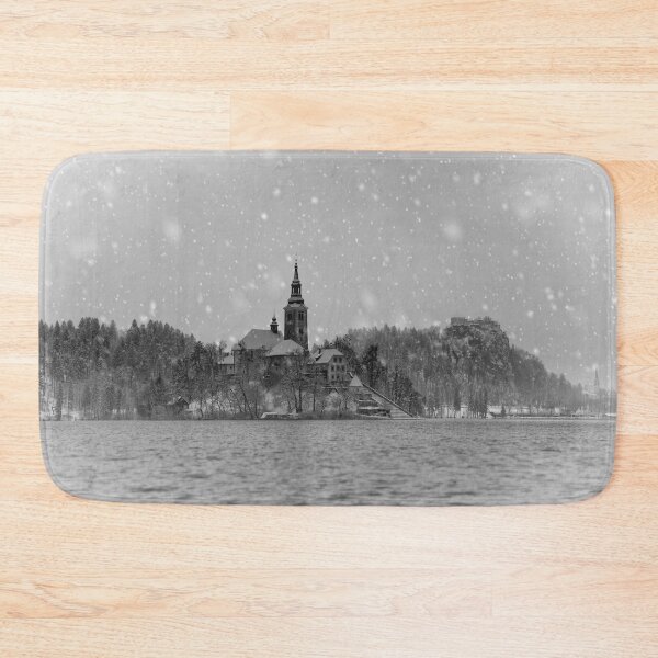 Artikelvorschau, Verschneite Insel Bled Mono entworfen und verkauft von rawshutterbug.