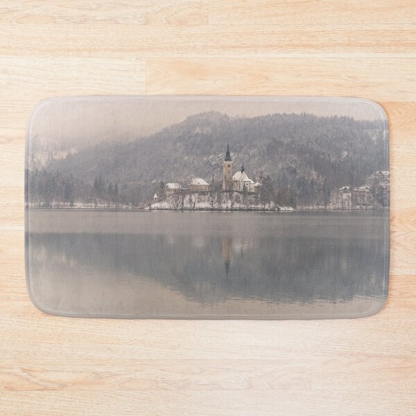 Artikelvorschau, Bled-Insel an einem winterlichen Tag entworfen und verkauft von rawshutterbug.