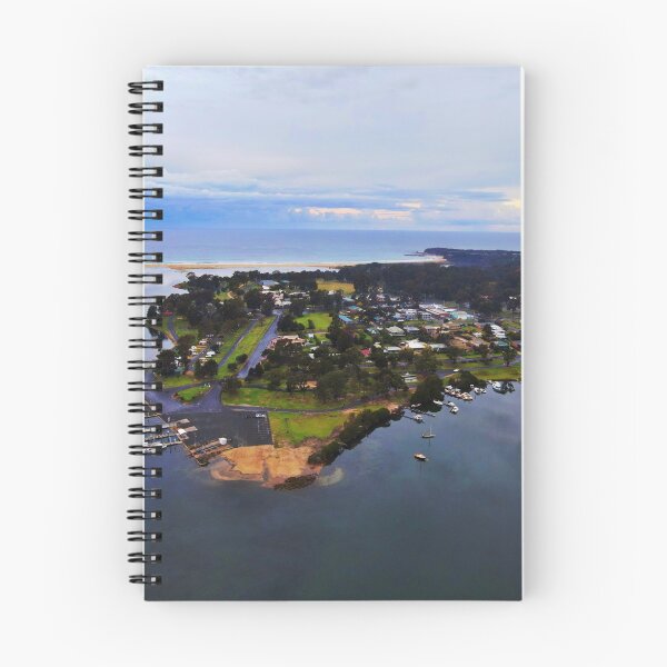 Artikelvorschau, Mallacoota und der See aus 120 Metern Entfernung am Lakeside Drive entworfen und verkauft von Colin Dixon.