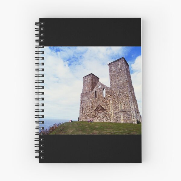 Artikelvorschau, Meerblick auf die Reculver Towers - Kent, England entworfen und verkauft von LucaRocchini.