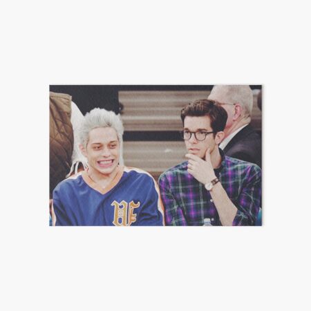 Artikel-Vorschau von John Mulaney und Pete Davidson bei einem Basketballspiel, designt und verkauft von alliehaggar.