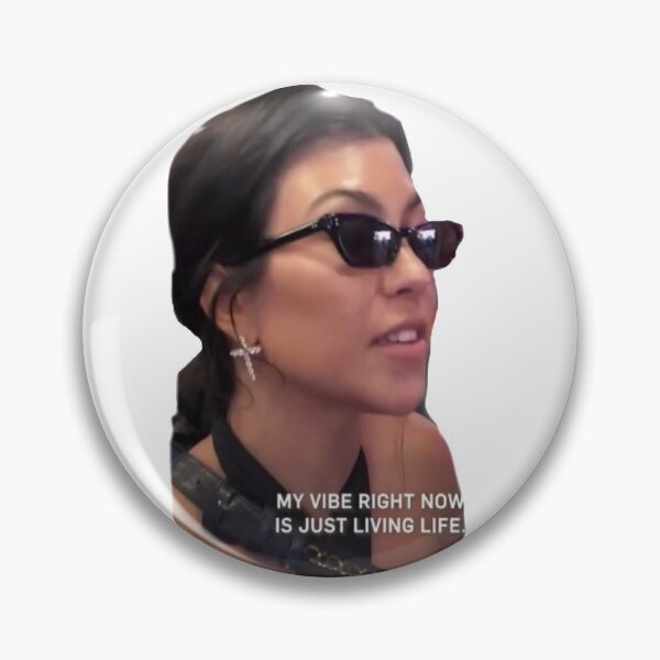 Aperçu de l'œuvre Autocollant d'ambiance Kourtney Kardashian créée et vendue par Aannawhitee.